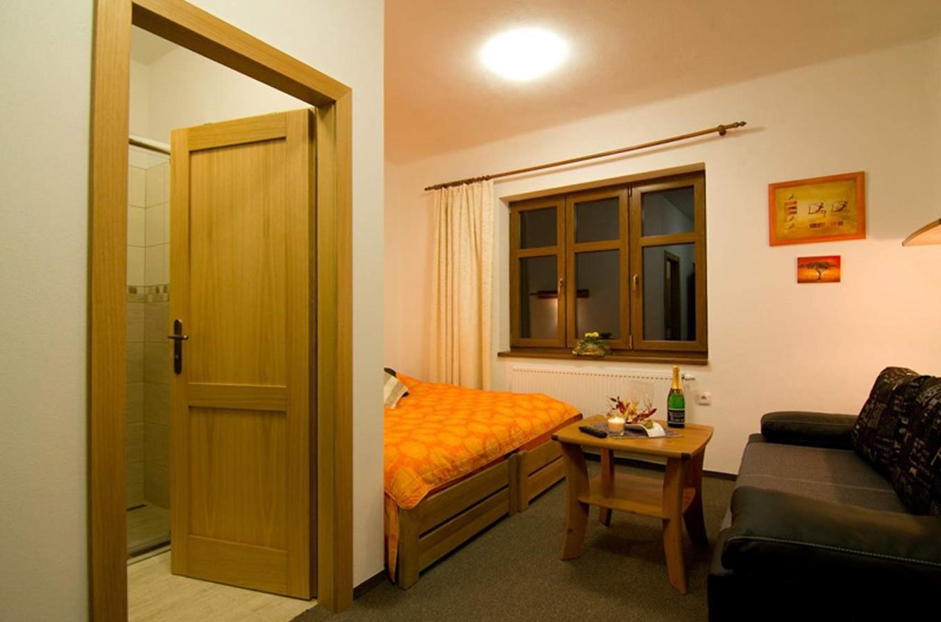 Ubytovací hostinec Na Skalách - Dvoulužkový pokoj se soc. zarízením - manželská postel