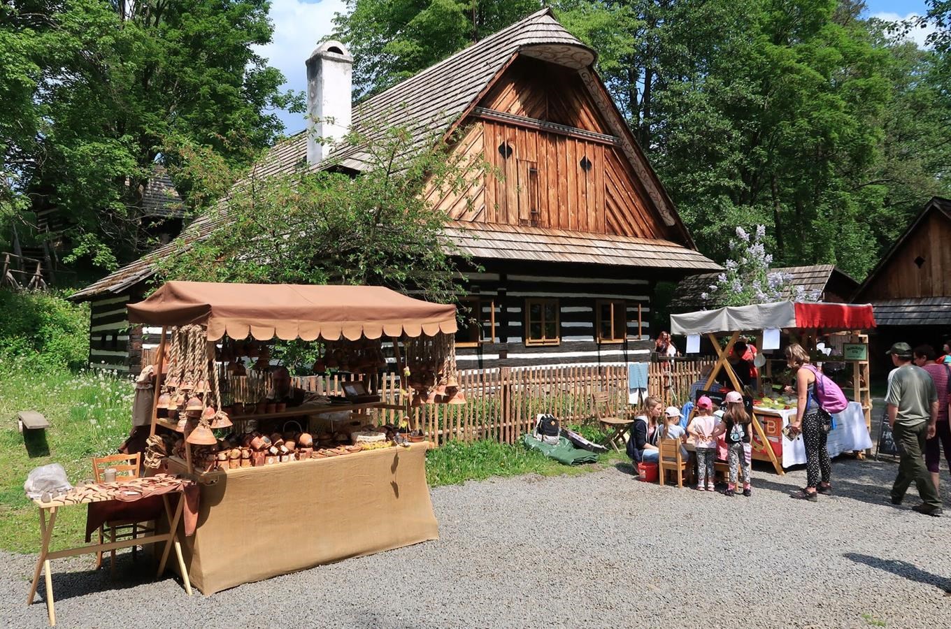 Hrnčířská sobota ve skanzenu na Veselém Kopci ukáže při práci hrnčíře a keramiky