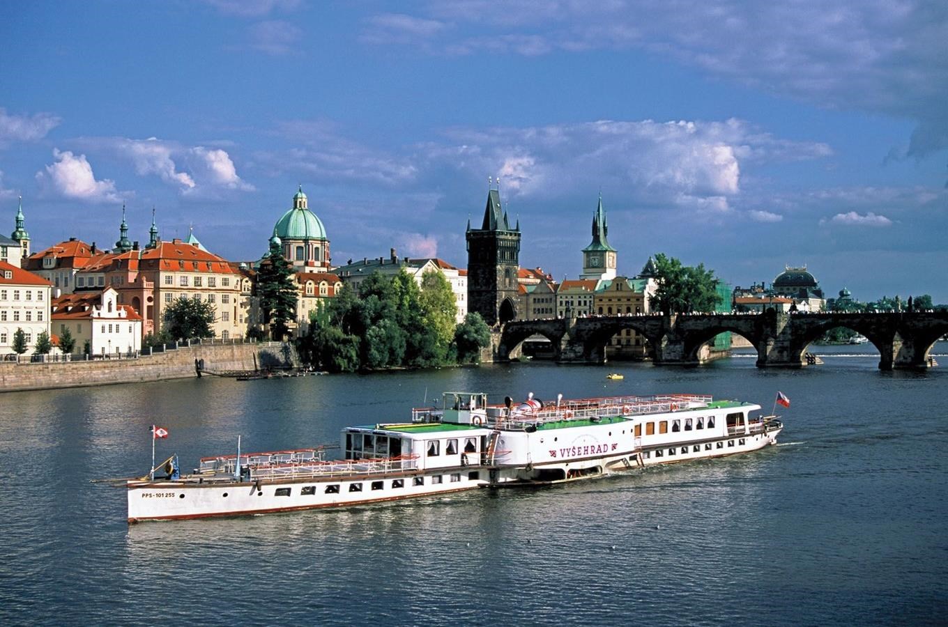 Plavby parníky a loděmi v Praze po Vltavě 