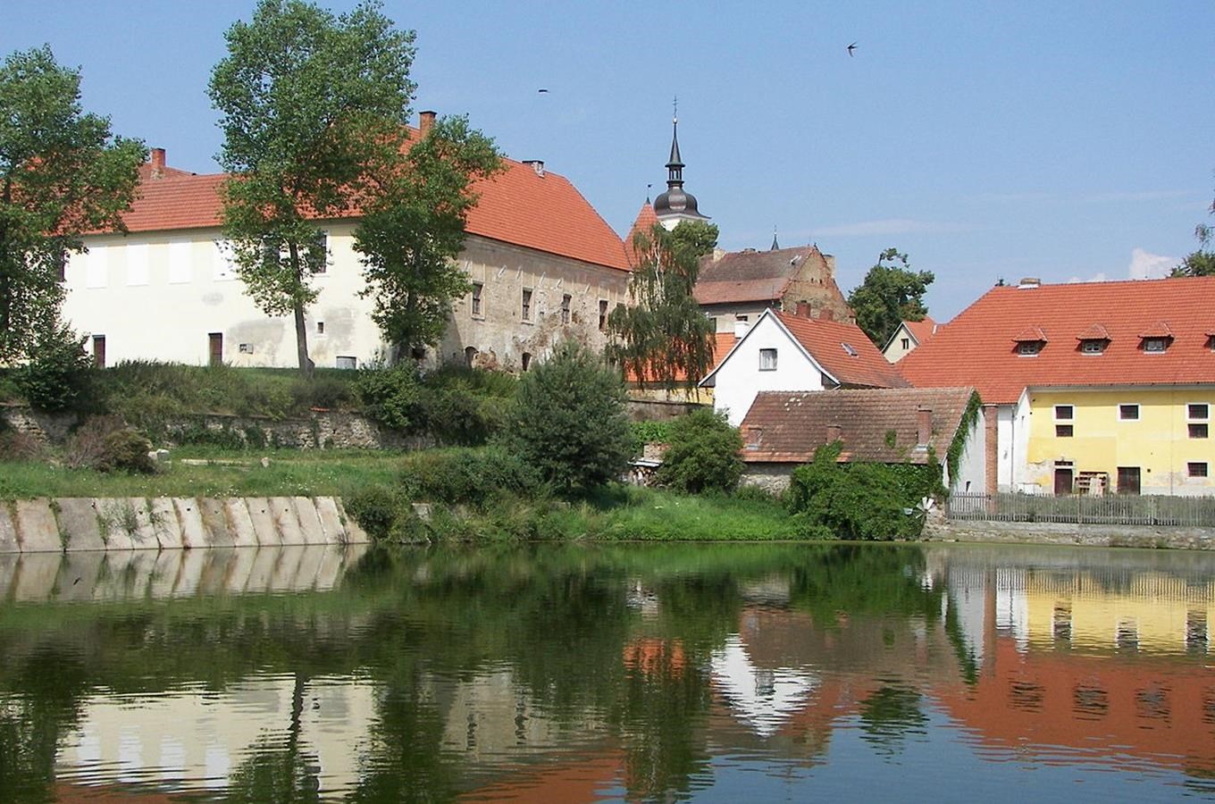 Bývalý klášter premonstrátek v Louňovicích pod Blaníkem