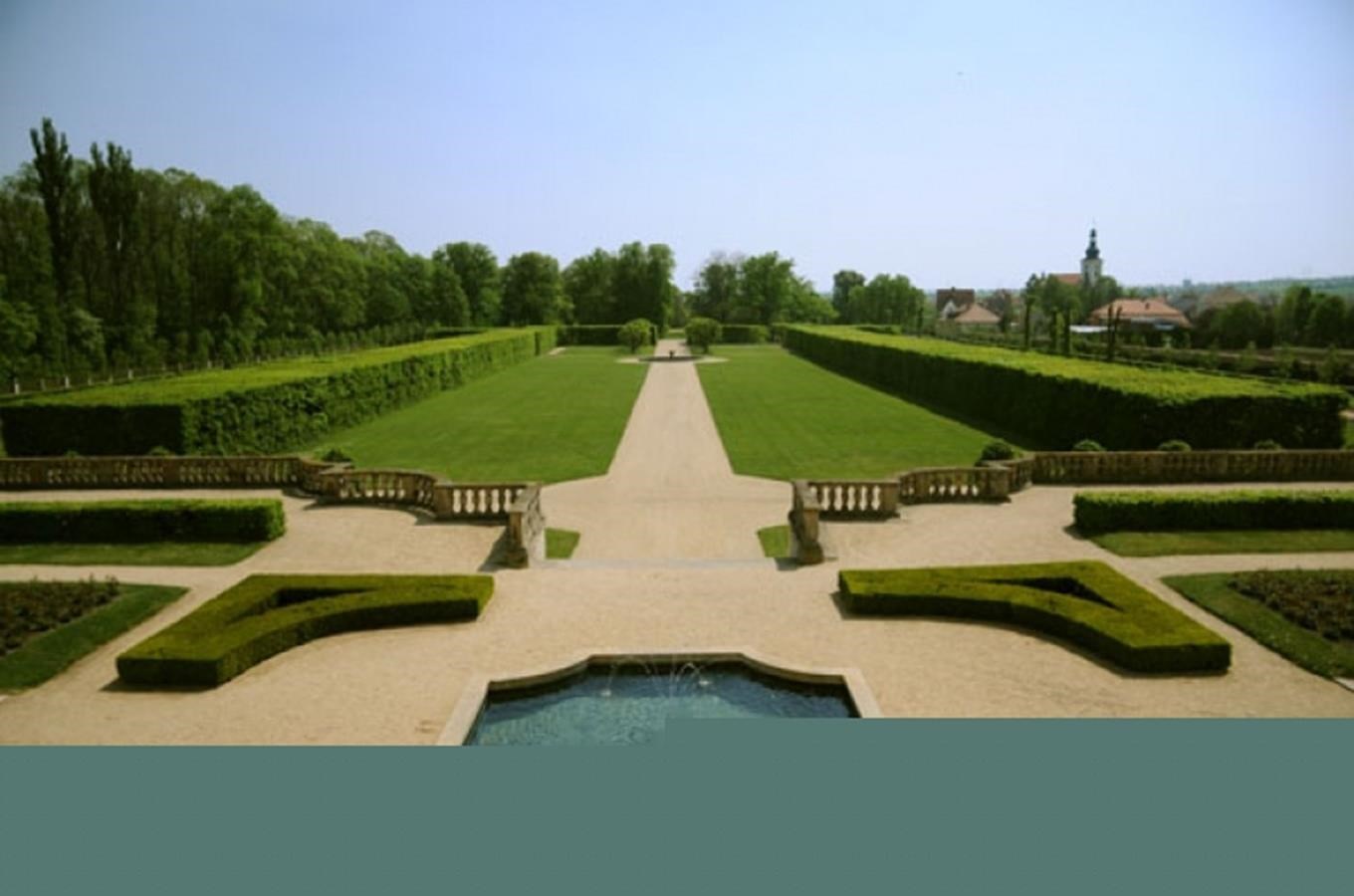 Zámecká francouzská zahrada v Miloticích 
