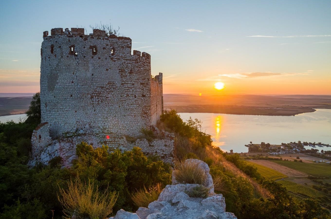 Historical building, national park of český les Kudy z nudy - Zřícenina gotického hradu Dívčí hrady (Děvičky