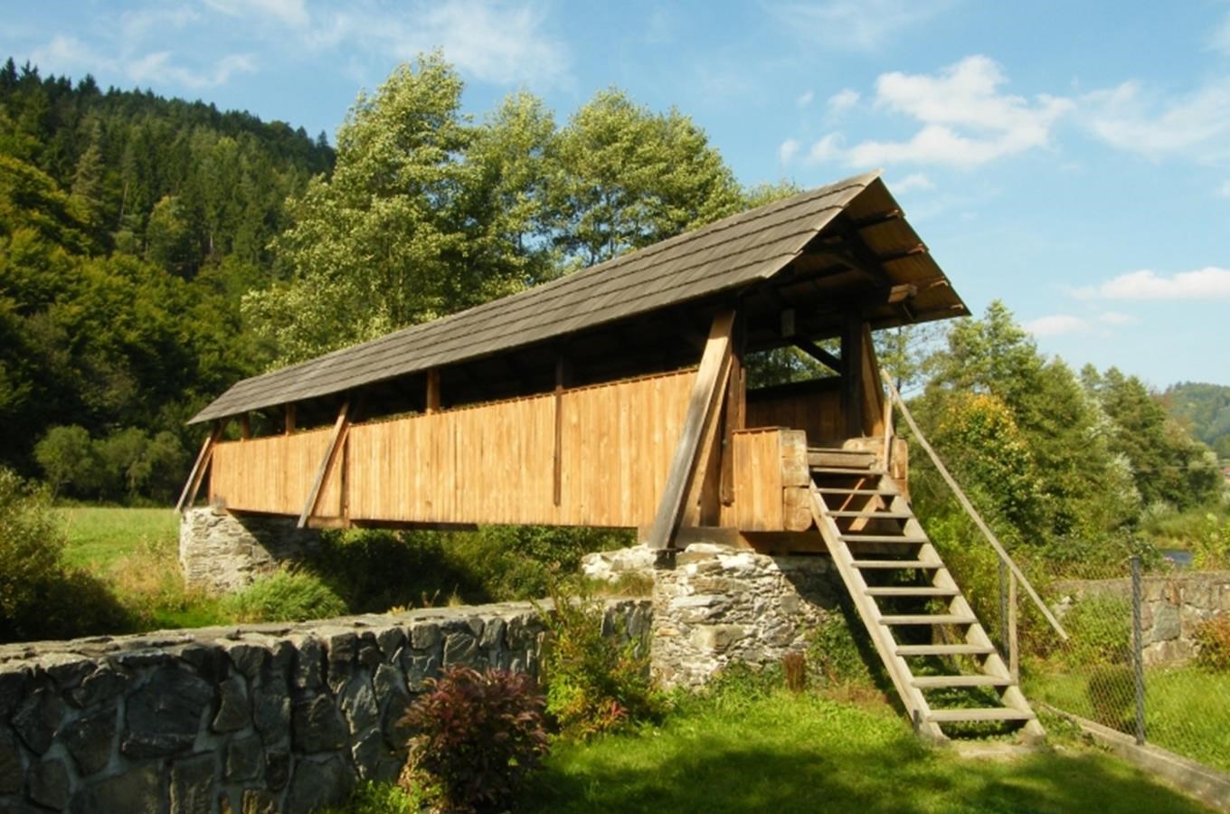 Dřevěná krytá lávka ve Švařci 