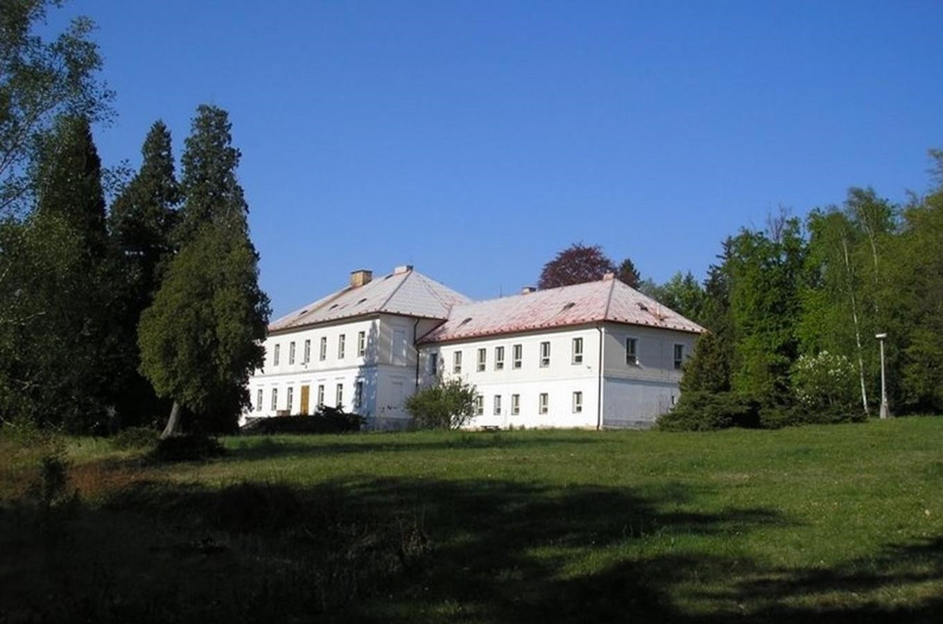 Empírový zámek Březina