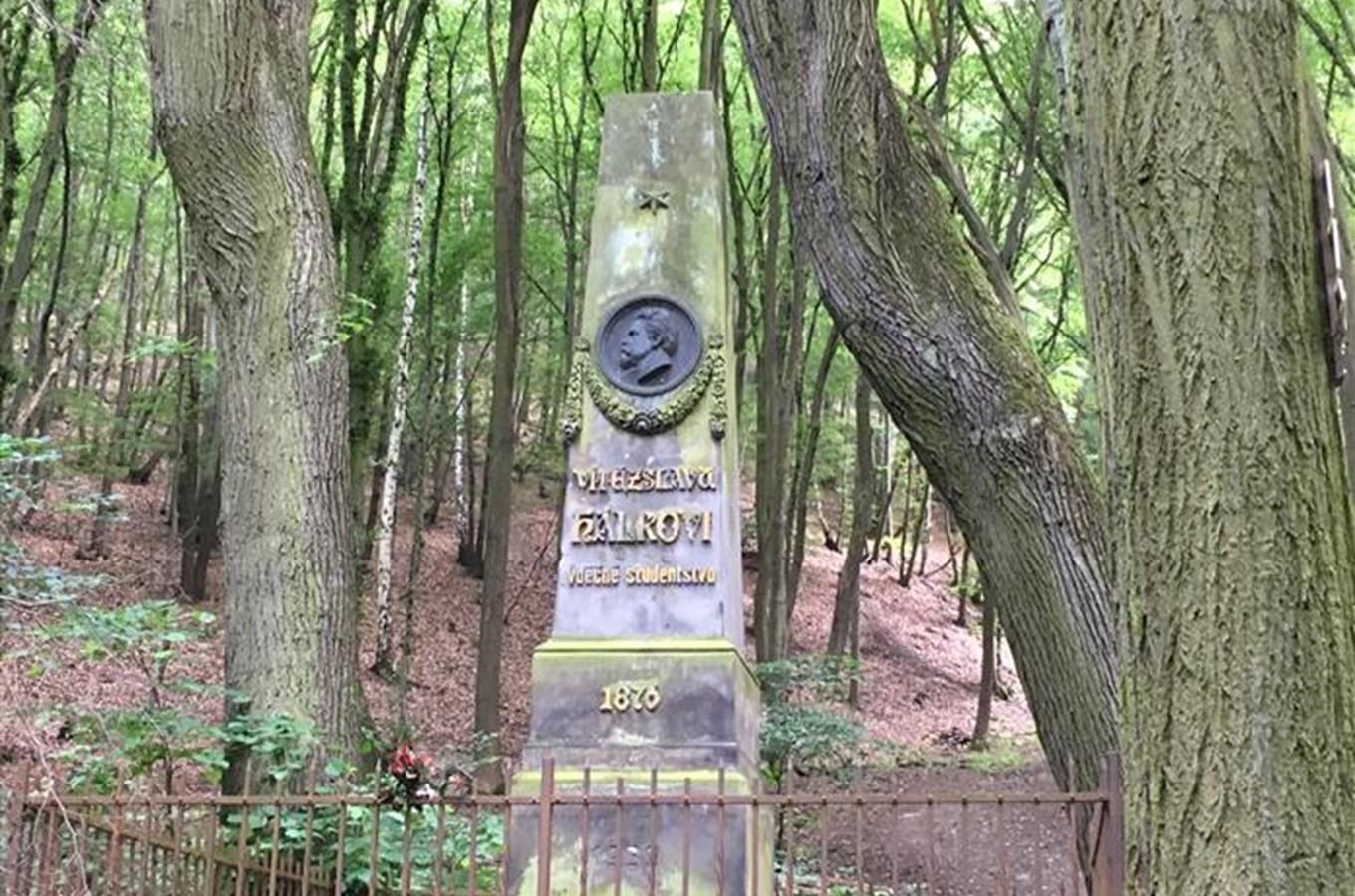 Pomník Vítězslava Hálka v Břežanském údolí