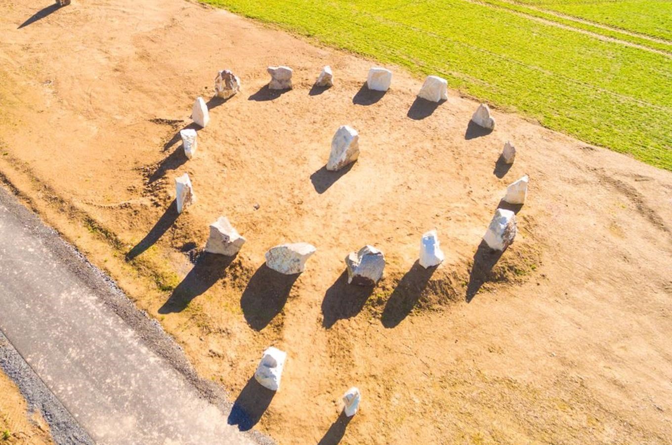 Megalitický kamenný kruh a kamenné spirály u Horní Bělé