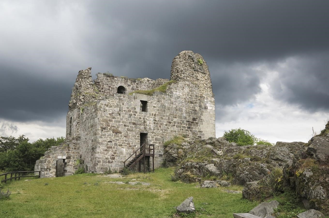 Zřícenina hradu Přimda - nejstarší kamenný hrad v Česku