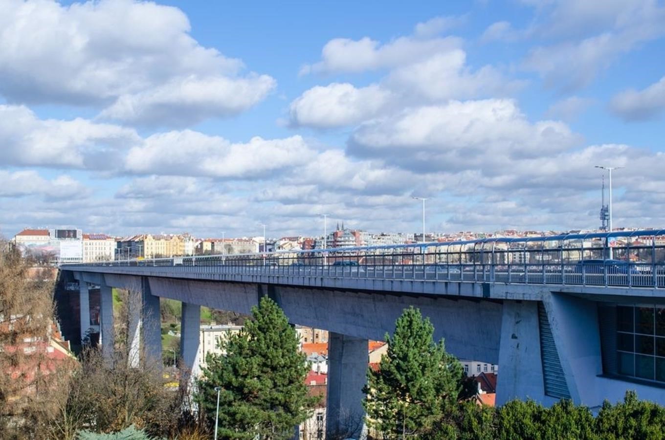 Nuselský most – most, kterým jezdí metro