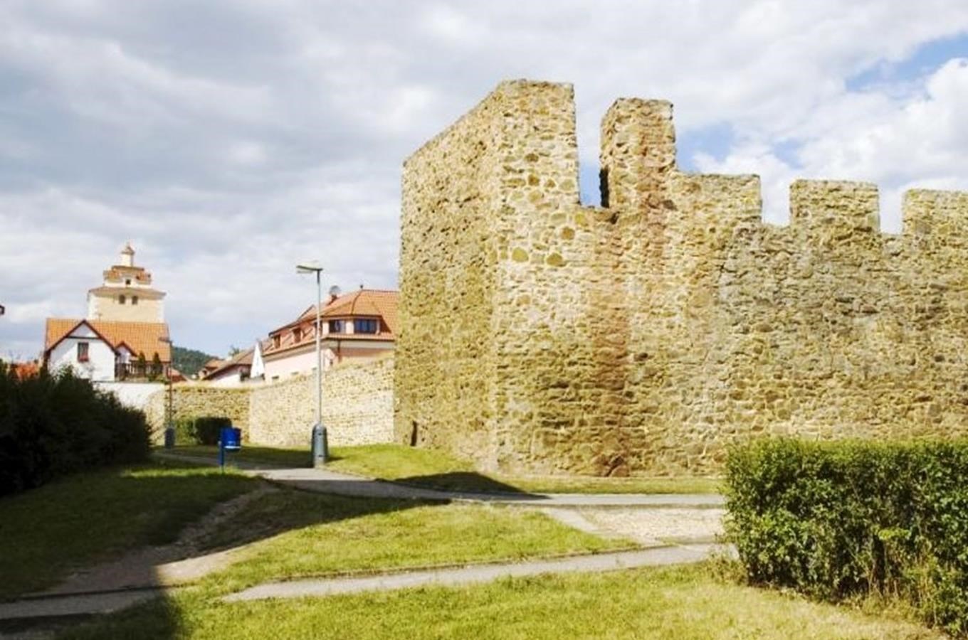 Kudy z nudy - Městské hradby v Berouně