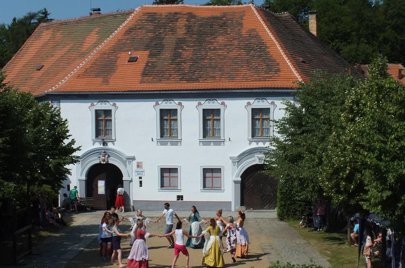 Zámek Chanovice – Muzeum Lidových řemesel v Chanovicích