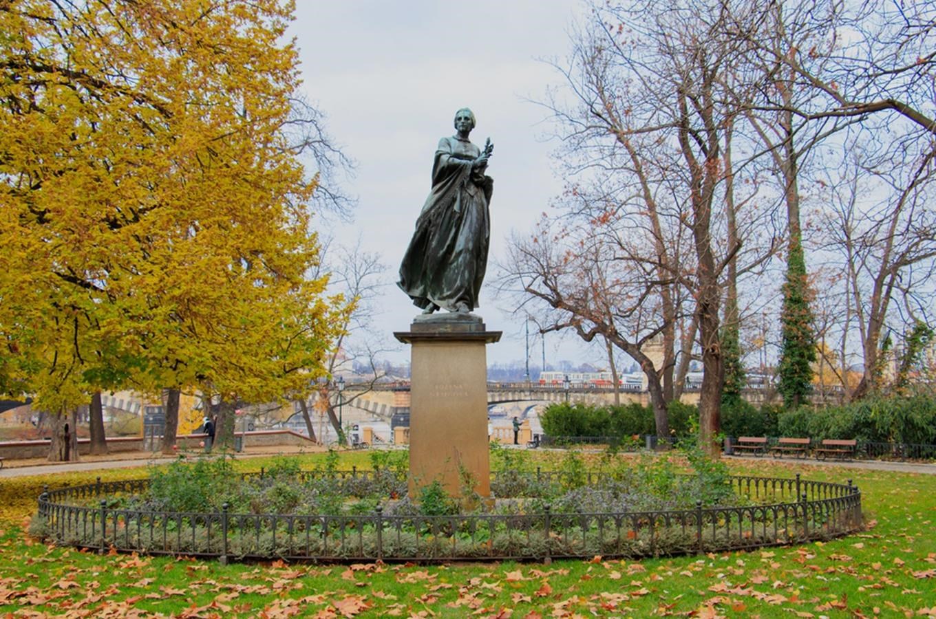 Pomník Boženy Němcové v Praze