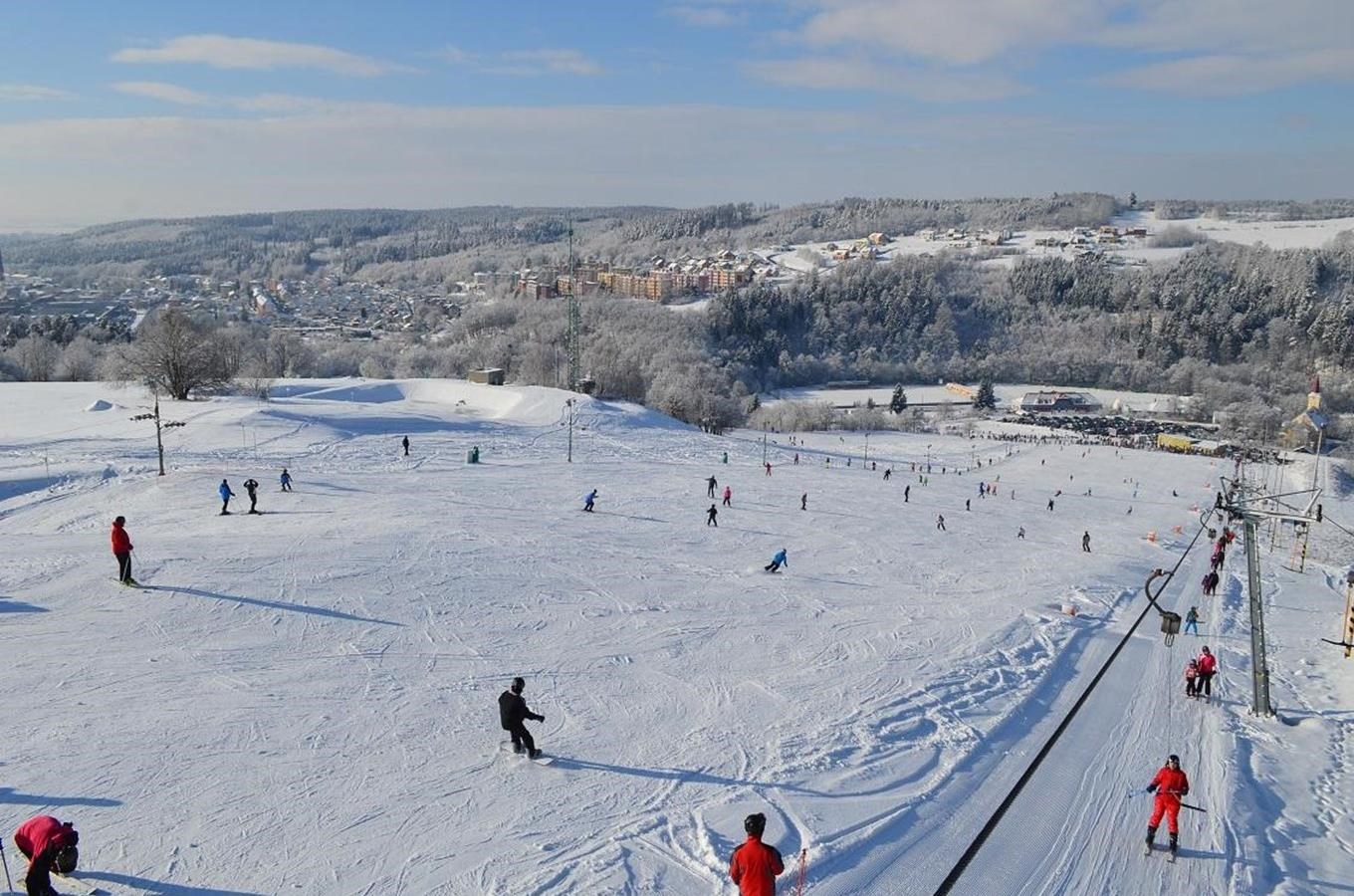 Skiareál Hlubočky - lyžování a snowboarding v blízkosti Olomouce