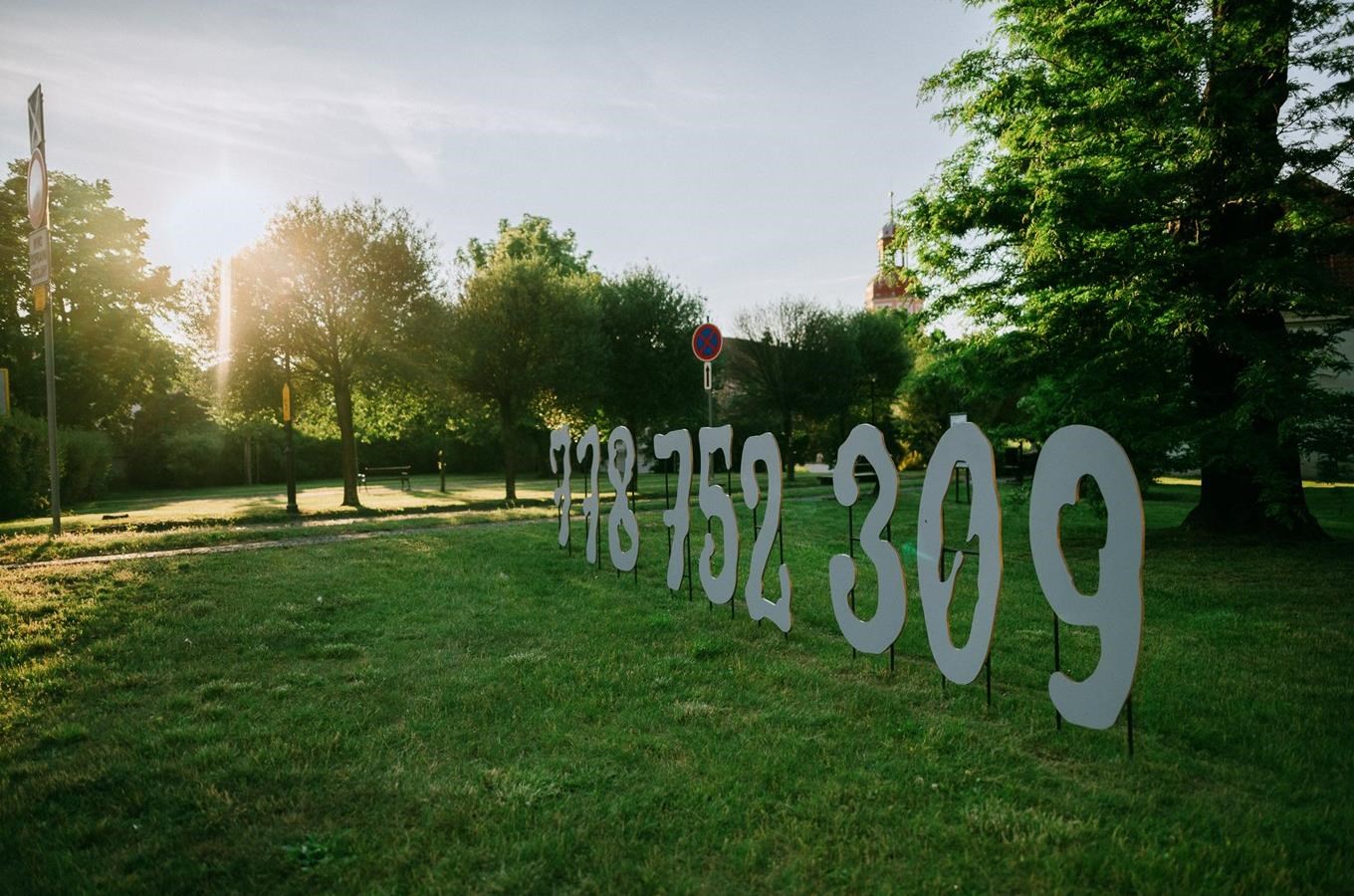 Zavolej! – socha telefonního čísla s hlasem Ester Geislerové v Roudnici nad Labem