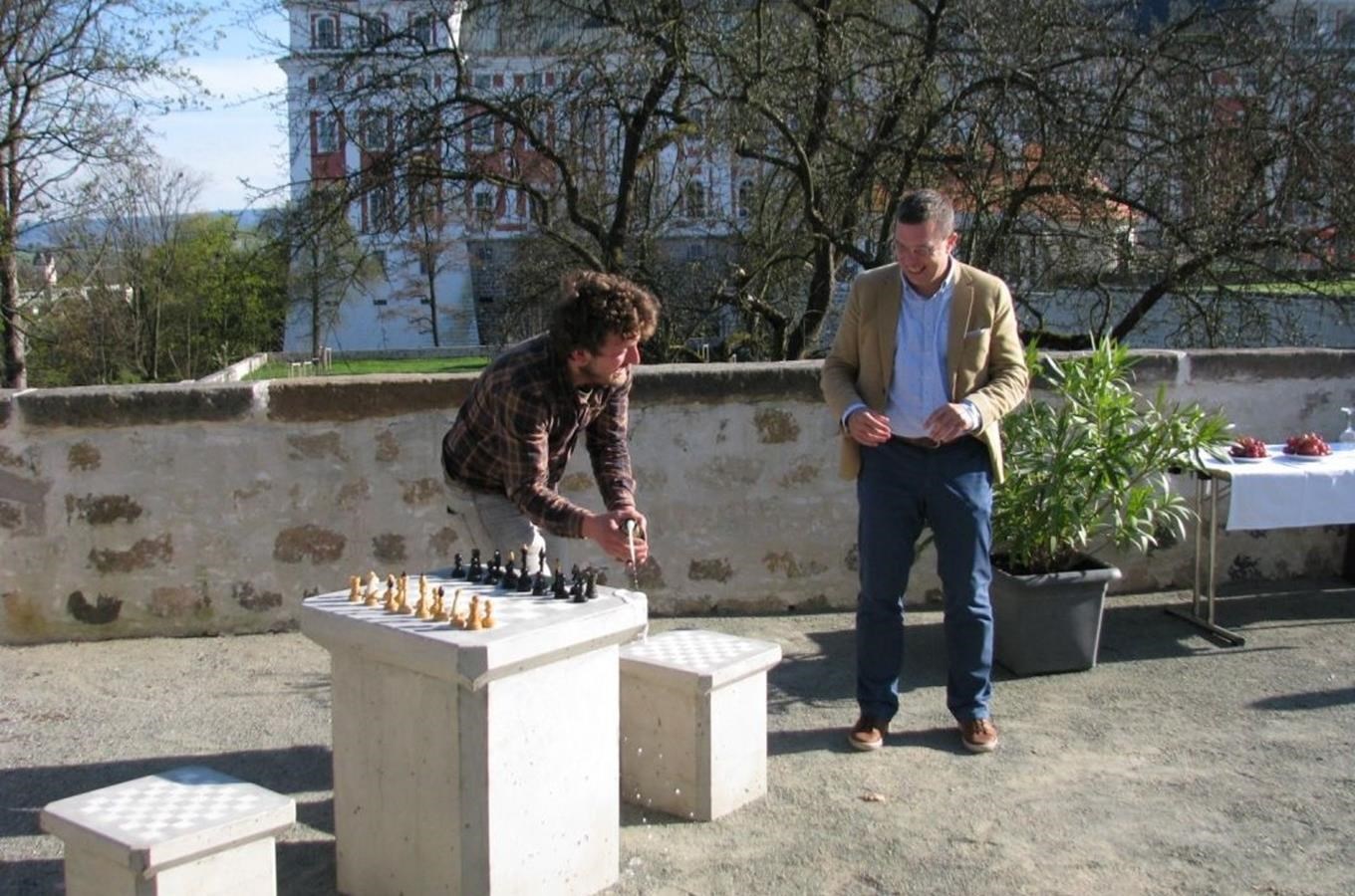 Šachový stolek Ondřeje Kobzy v zahradě broumovského kláštera