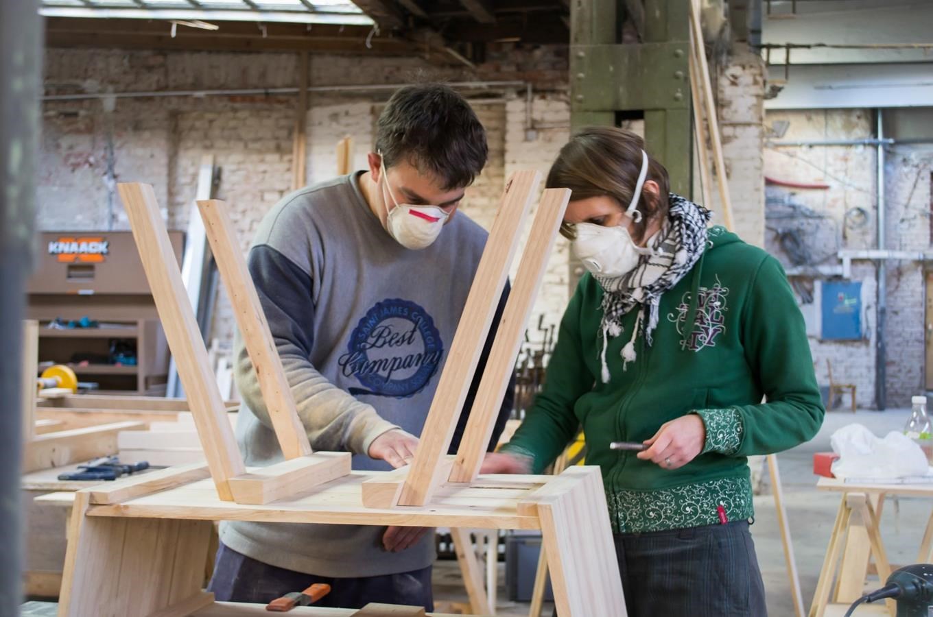 Paletky – workshop výroby nábytku z exotických dřevin z palet v Praze