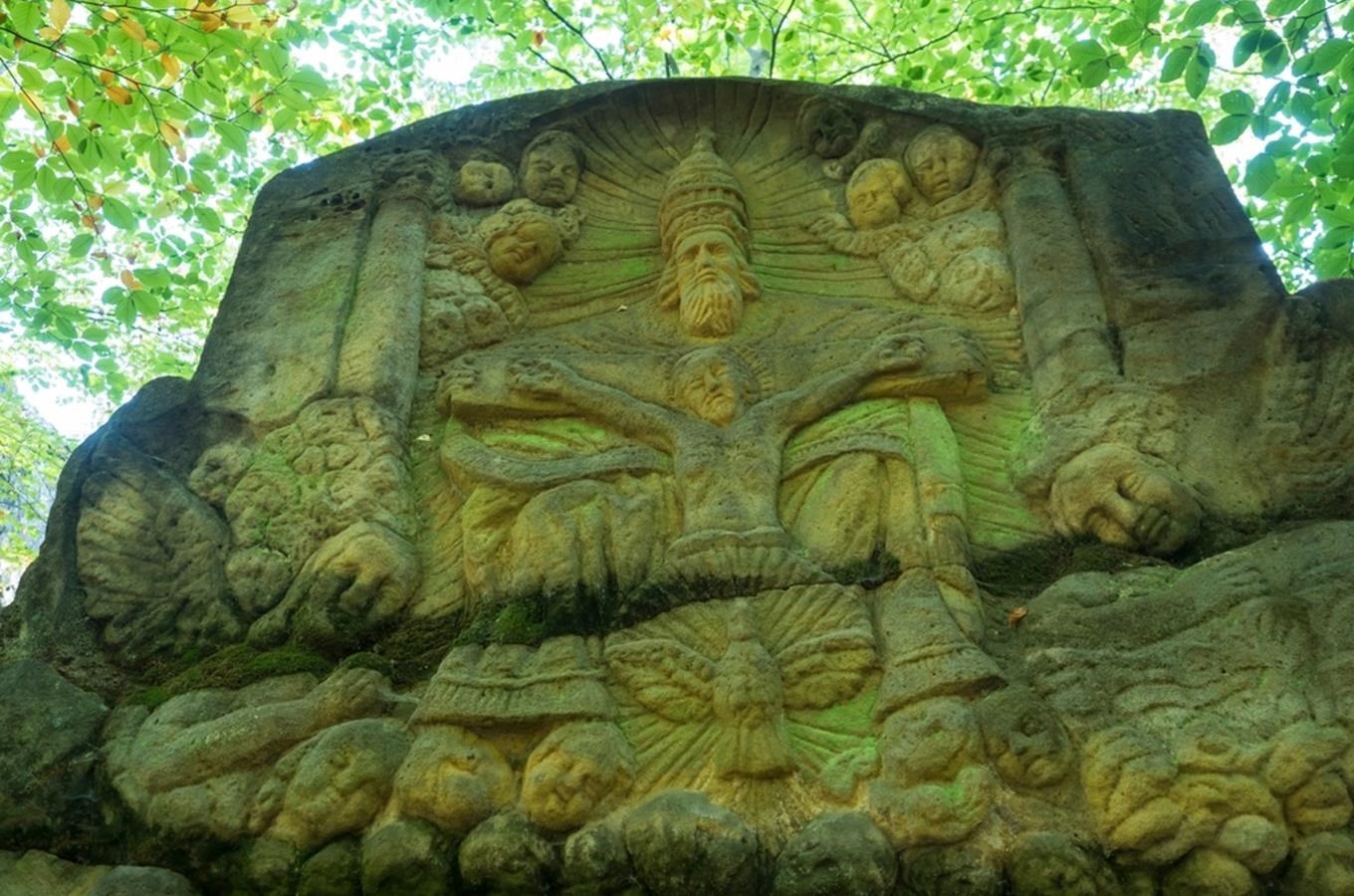 Kamenný oltář Nejsvětější Trojice v osadě Třídomí