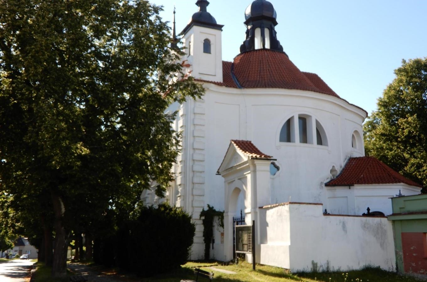 Kostel sv. Michaela a starý městský hřbitov v Bechyni