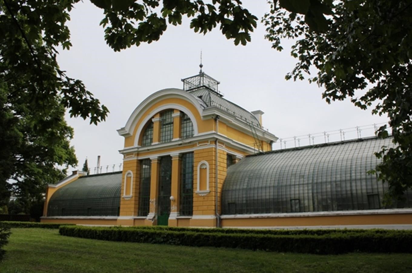 Historický palmový skleník u zámku v Kopidlně