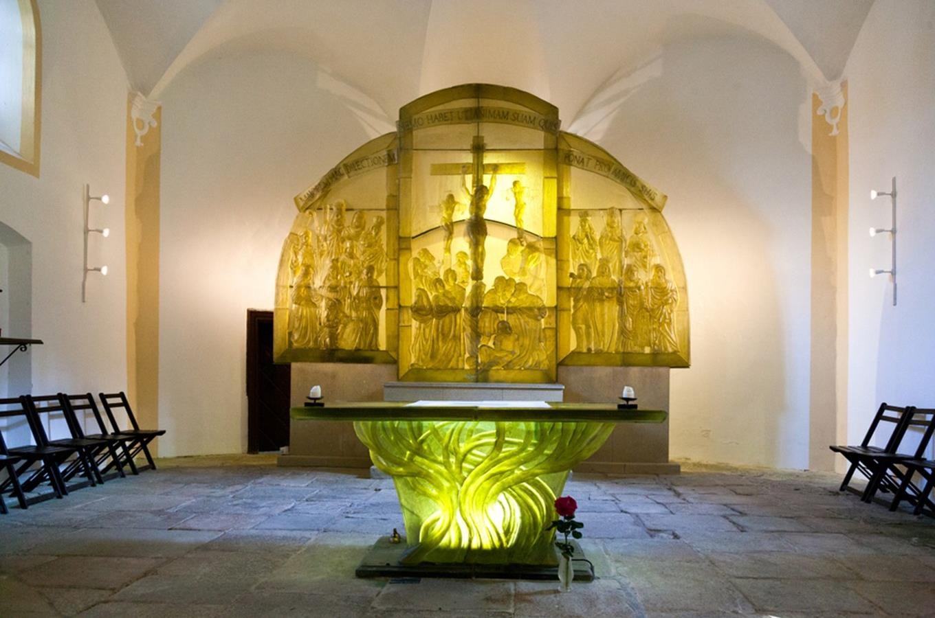 Kostel sv. Vintíře v Dobré Vodě u Hartmanic s unikátním skleněným oltářem