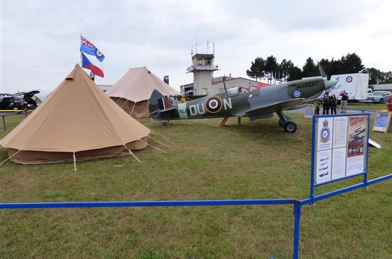 Polní letecký tábor s letounem Supermarine Spitfire