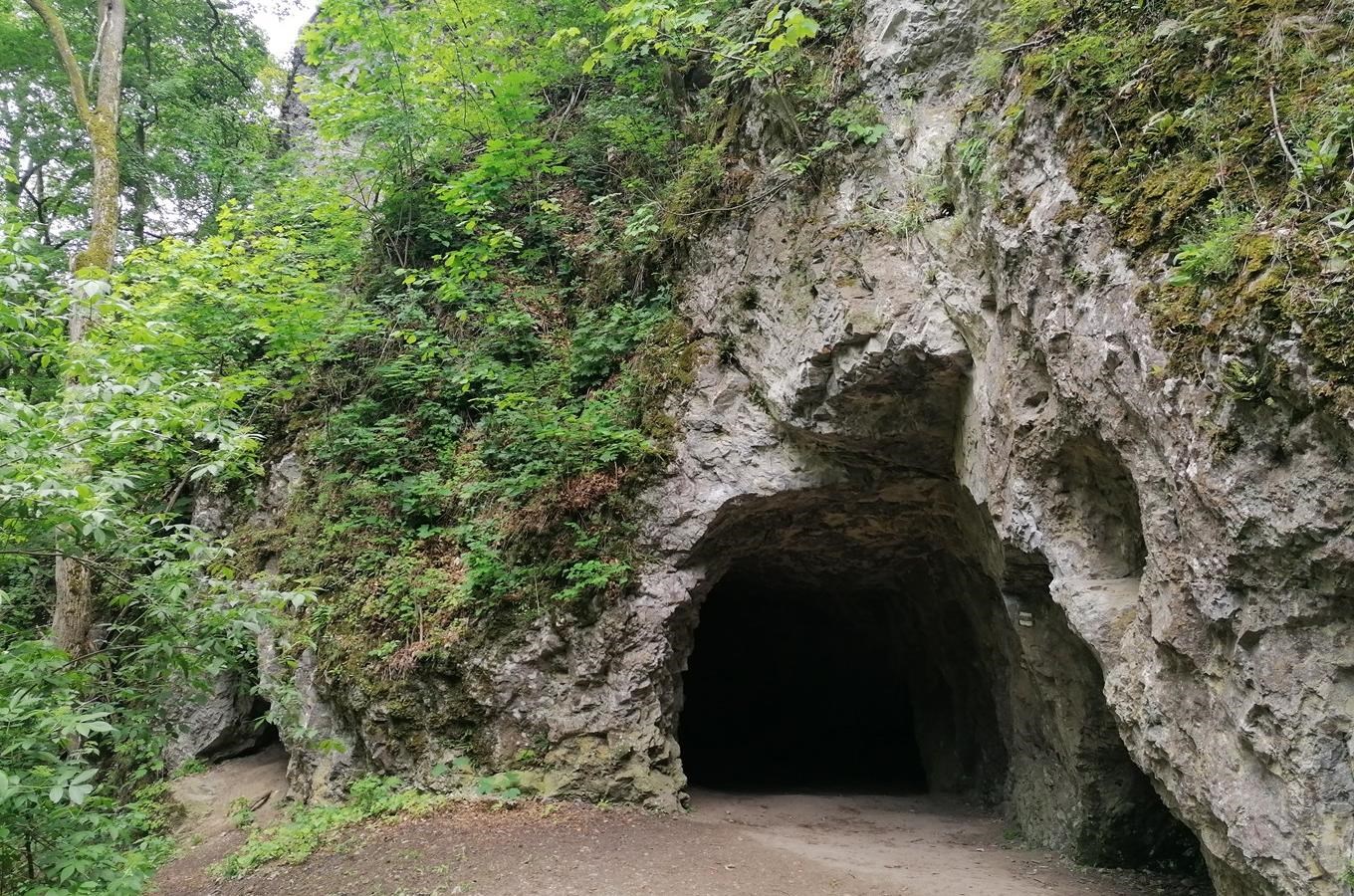 Průchozí jeskyně Jáchymka v Moravském krasu