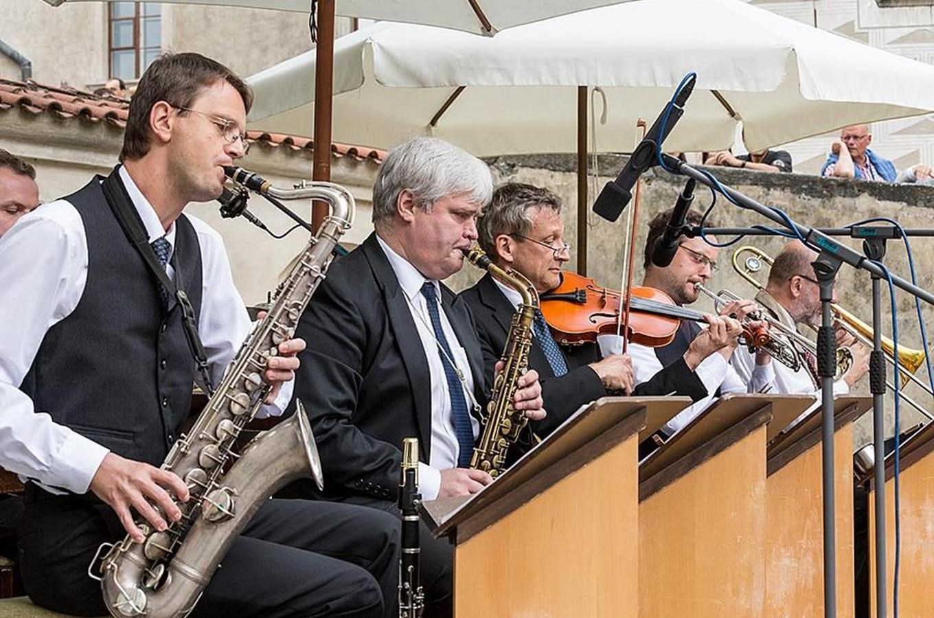 Koncert Jazzbandu Schwarzenberské gardy na I. zámeckém nádvoří