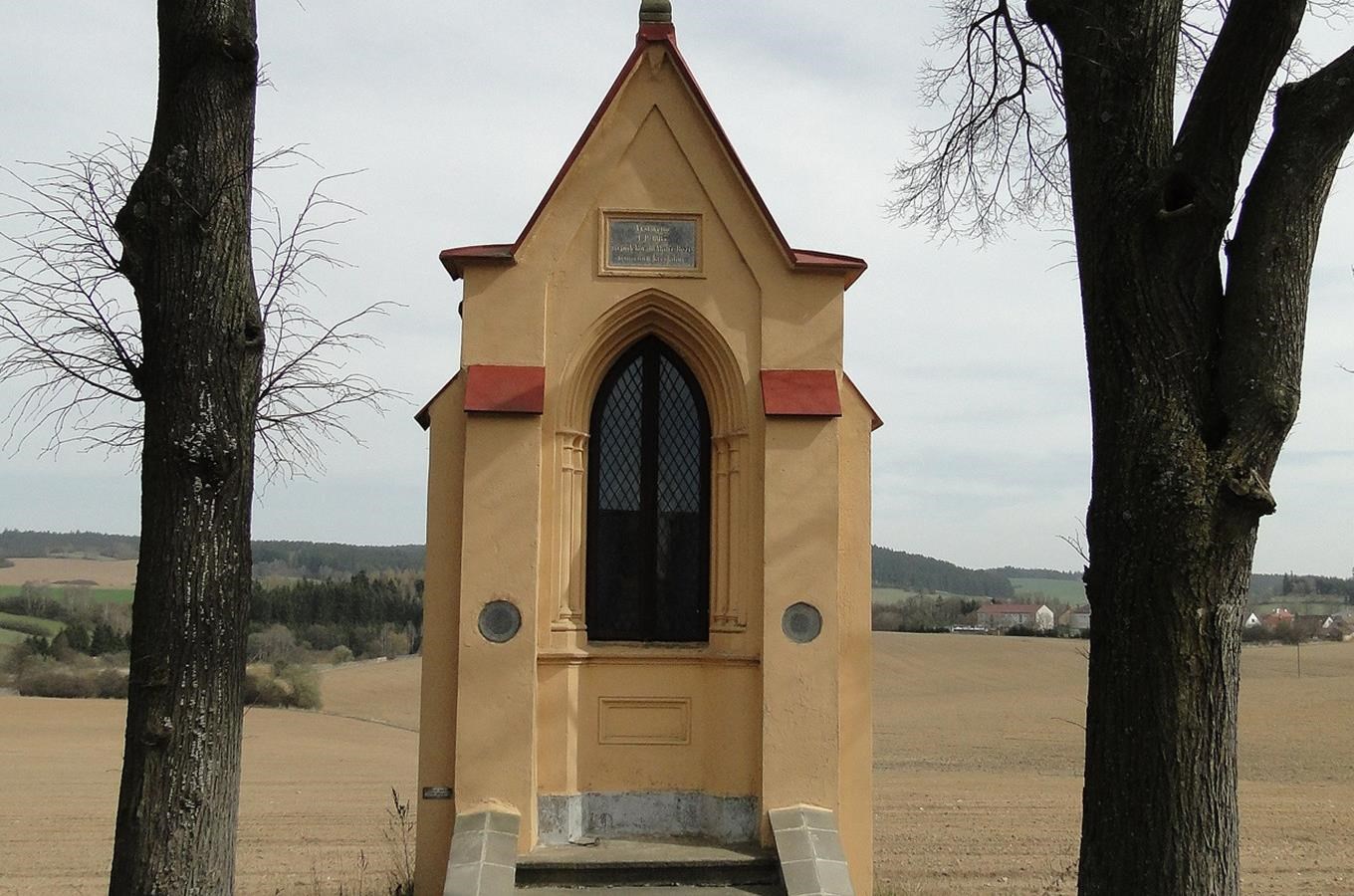 Neogotická výklenková kaplička Panny Marie v Hodicích 