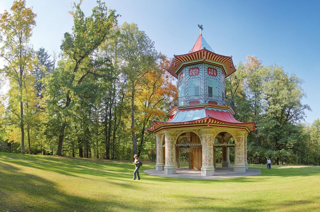 Zámecký park Vlašim - čínský pavilon a další romantické stavby