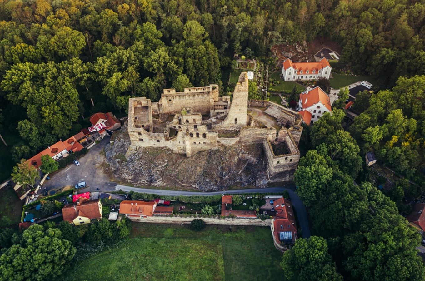 Zřícenina hradu Okoř - oblíbený výletní cíl nedaleko Prahy
