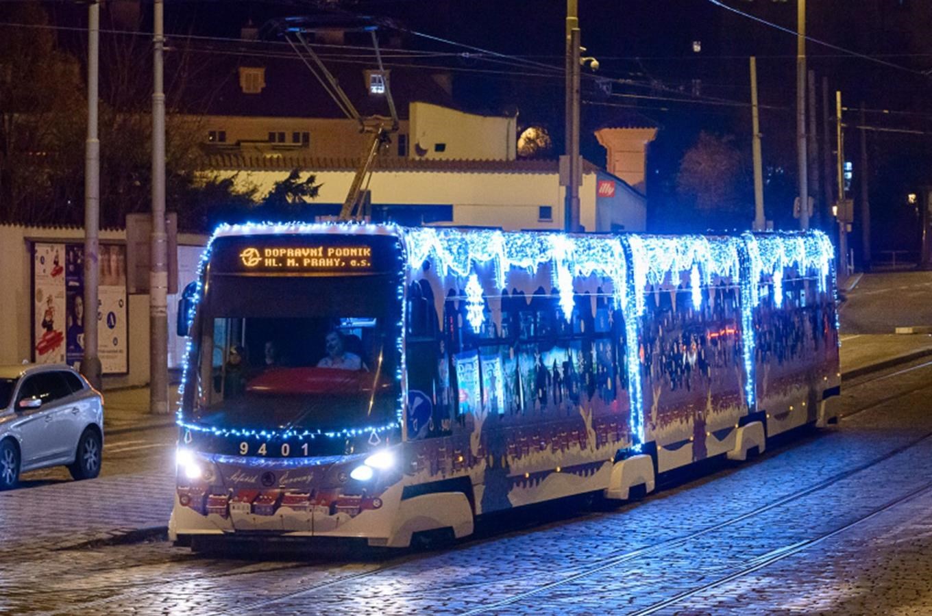 Jízdy vánočních vozidel v Praze