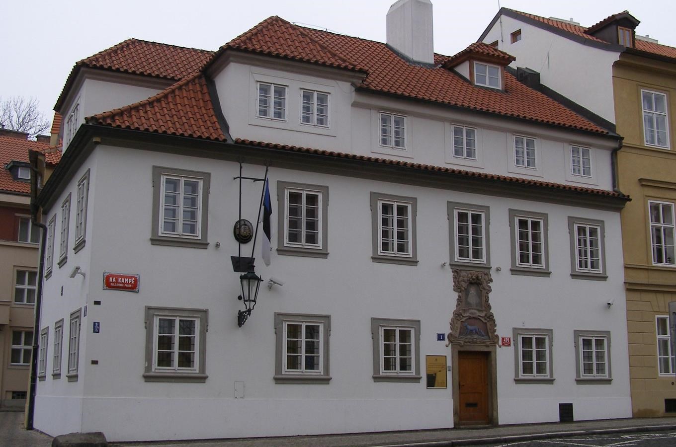 Dům U Modré lišky - bývalé bydliště Jiřího Voskovce, současné sídlo ambasády Estonska