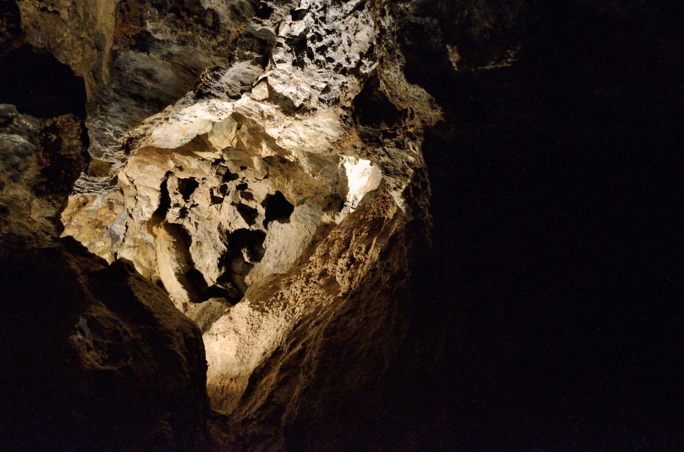 Zbrašovské aragonitové jeskyně – podzemí, kde čaruje kyselka 