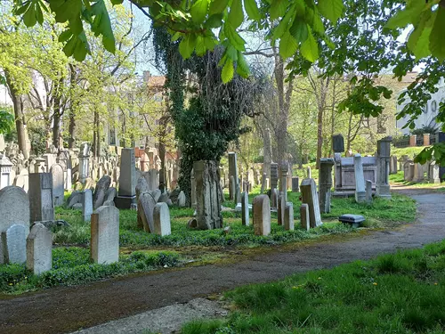 Starý židovský hřbitov na Žižkově s památníkem z dlažebních kostek