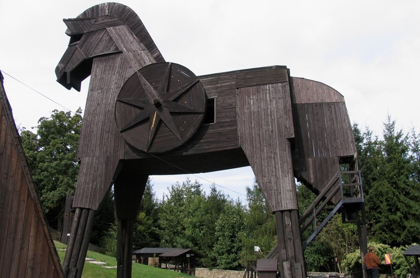 Trojský kůň v Bouzově - největší dřevěný kůň na světě